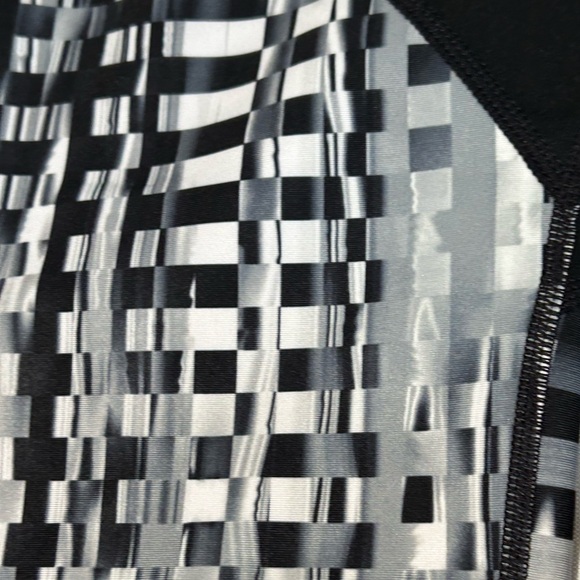 Brand new GapFit leggings high rise fitted through the leg in black,white, gray. - Picture 4 of 12